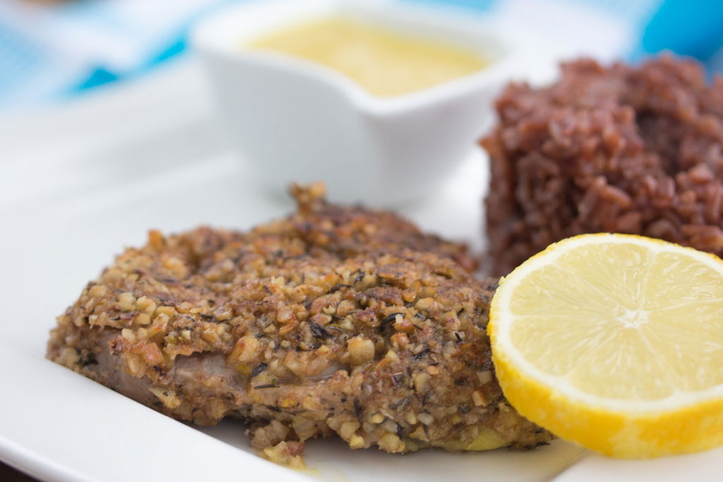 Kalbsschnitzel in Nuss-Kräuter-Kruste mit rotem Reis