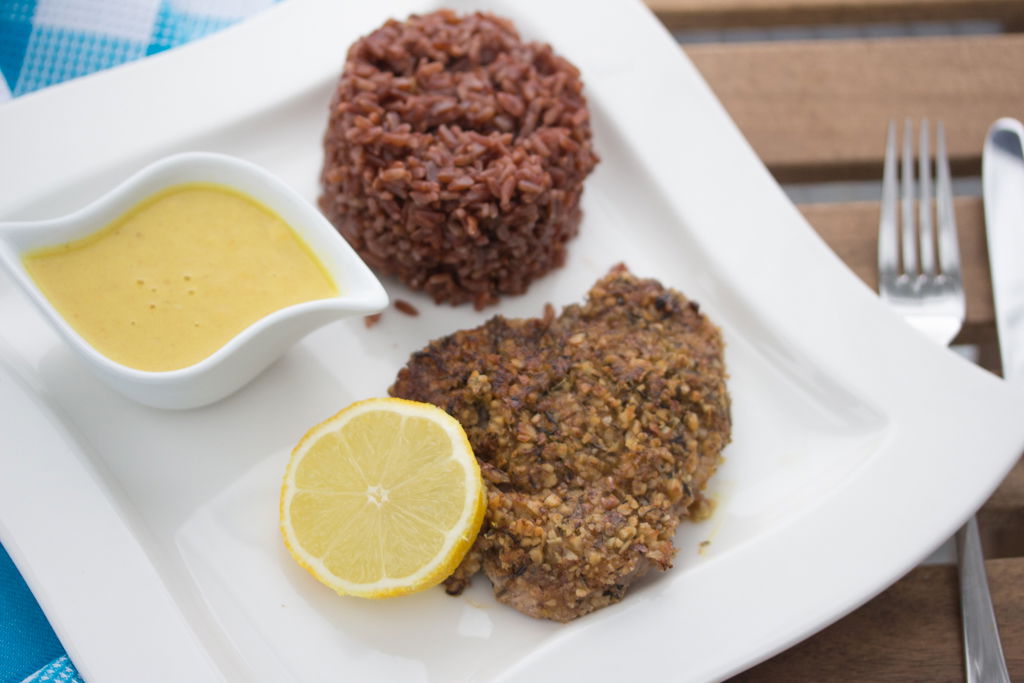 Kalbsschnitzel in Nuss-Kräuter-Kruste mit rotem Reis