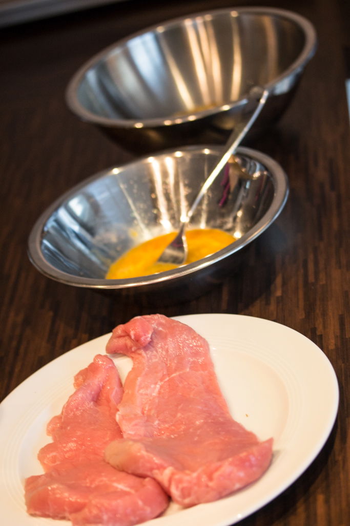 Kalbsschnitzel in Nuss-Kräuter-Kruste mit rotem Reis