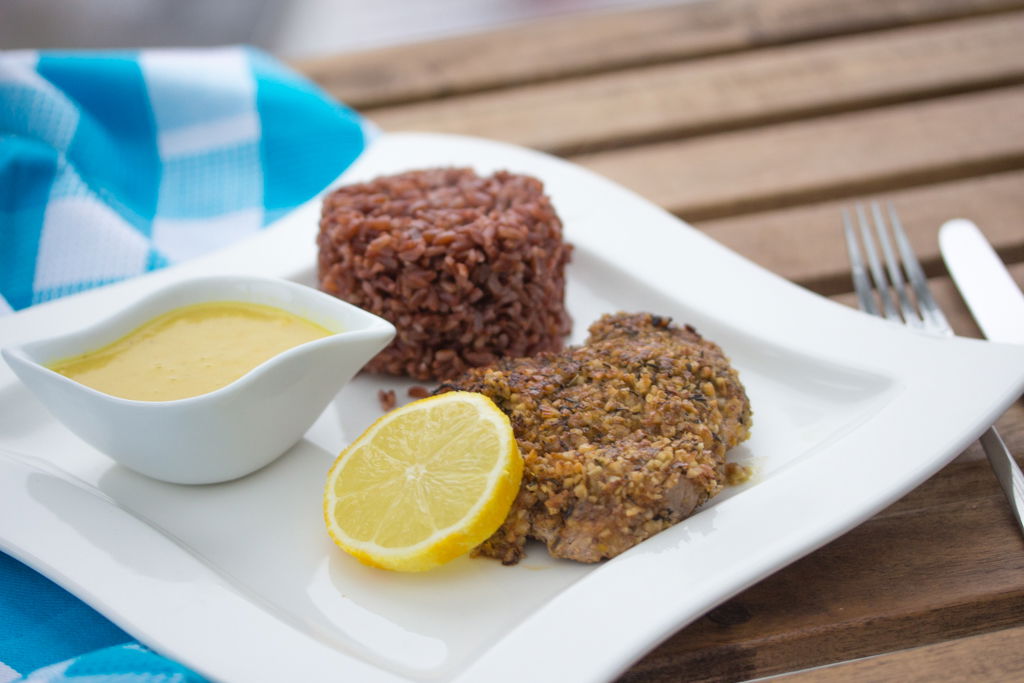 Kalbsschnitzel in Nuss-Kräuter-Kruste mit rotem Reis
