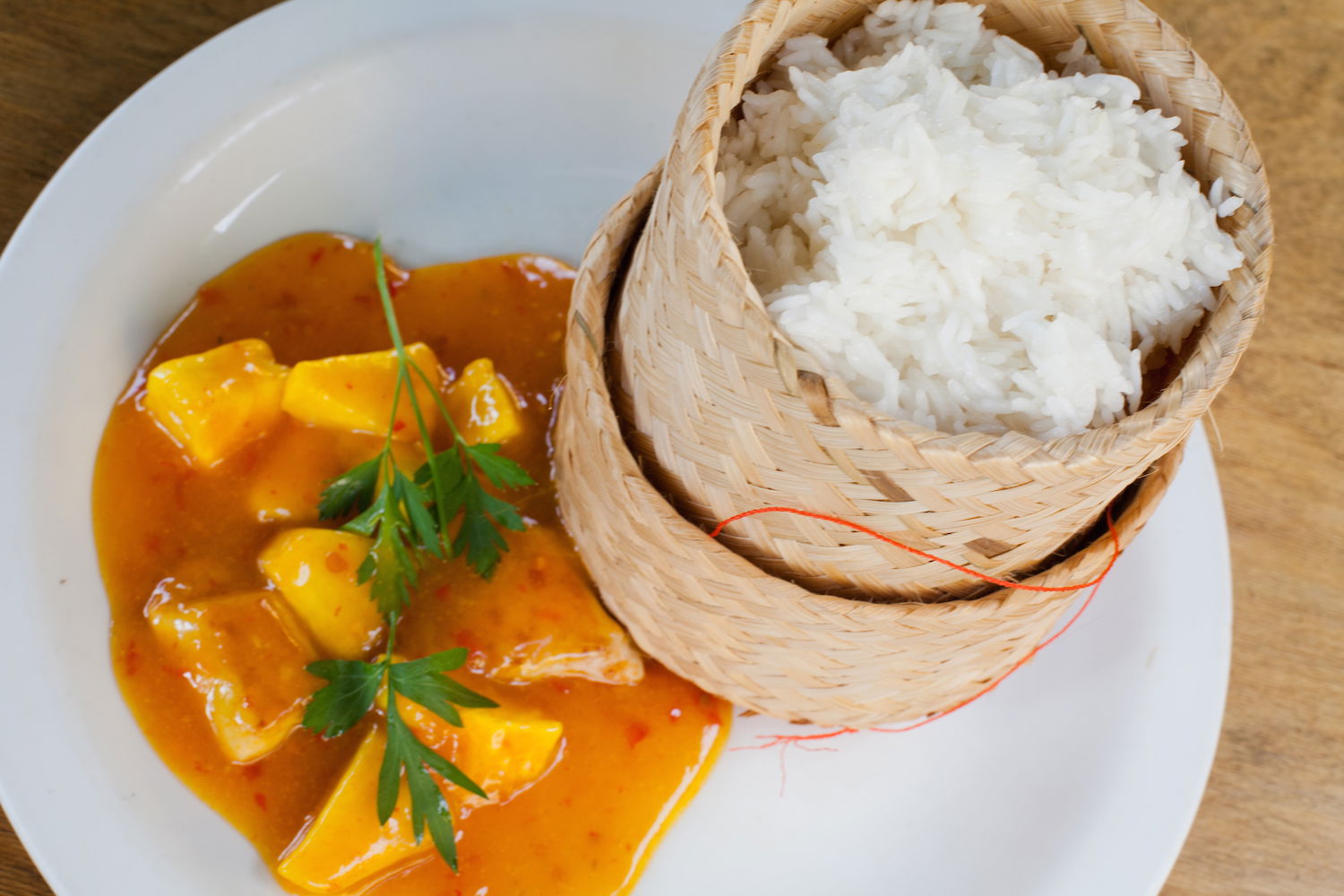 Indonesische Satay-Spieße mit einfachem Salat Indonesische Satay-Spieße mit einfachem Salat