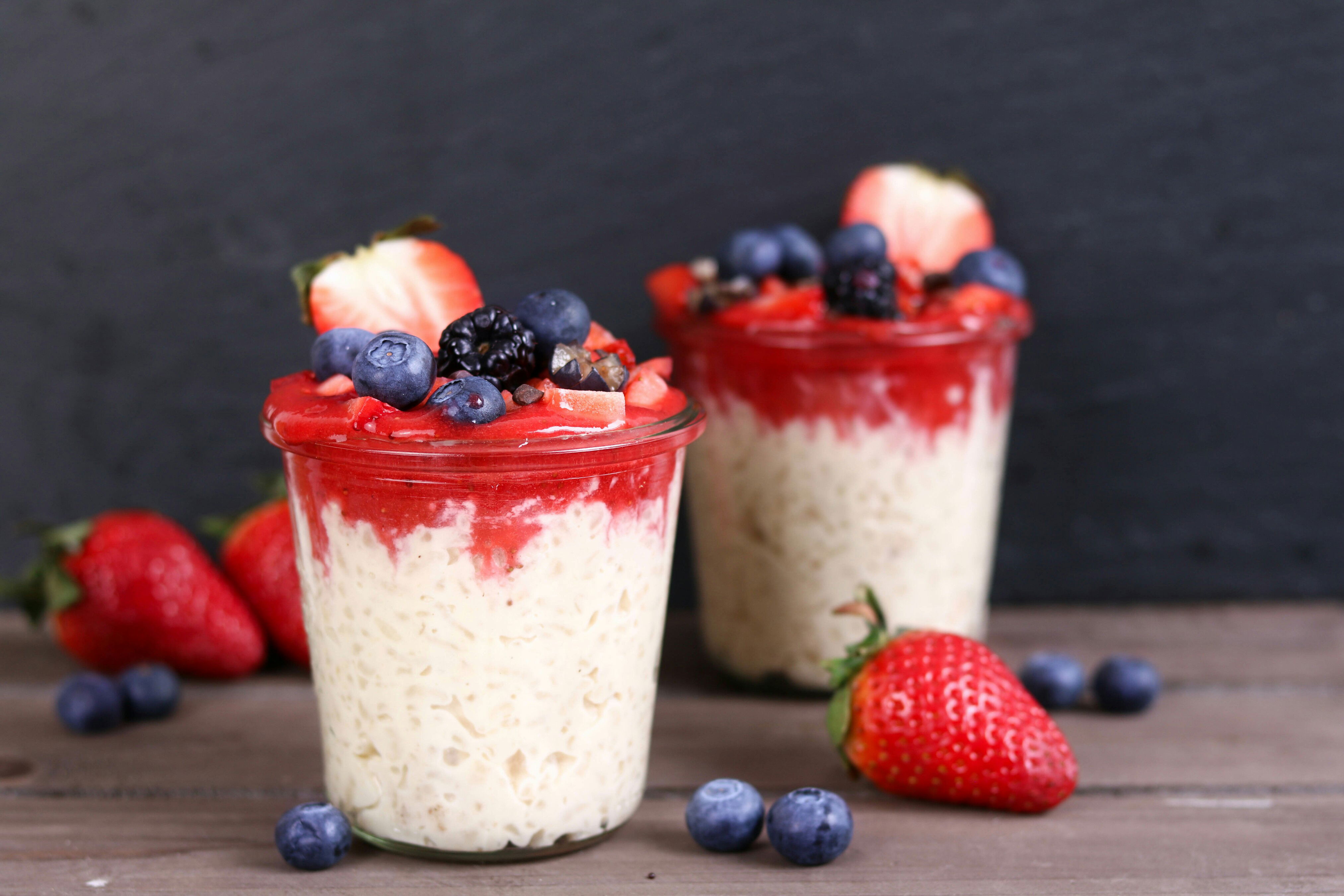 Kokosmilchreis mit fruchtiger Erdbeersoße