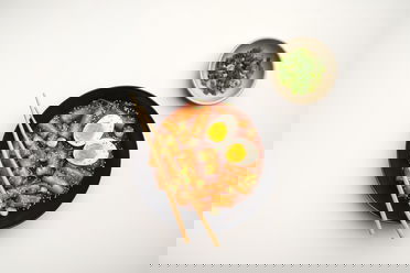 Koreanische Tteokbokki aus Reispapier mit Ei