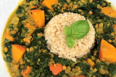 Kürbis-Linsen Curry mit Spinat und Natur Reis