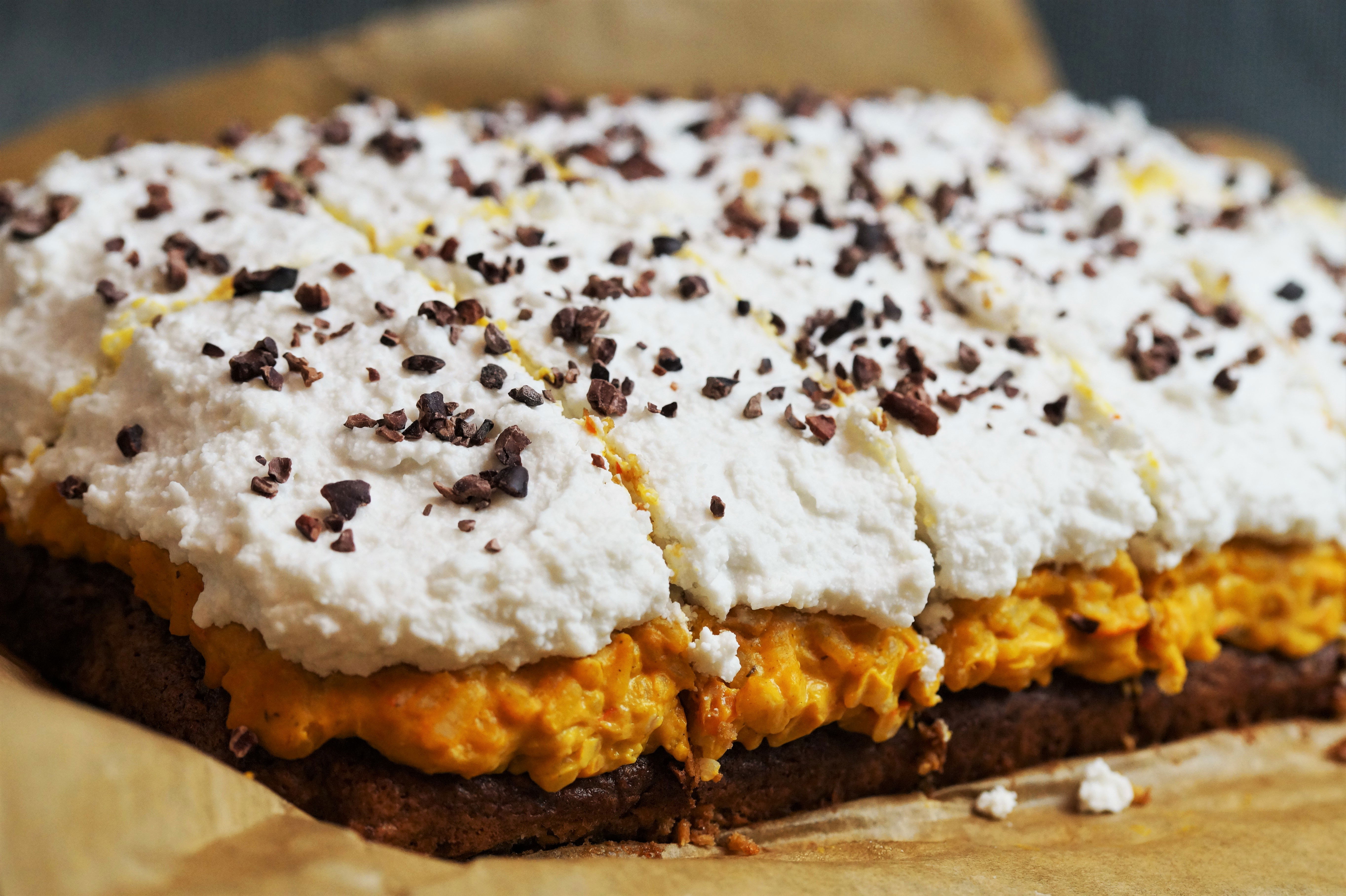 Kürbis Milchreis Kuchen mit Biskuitboden und Kokos Frosting