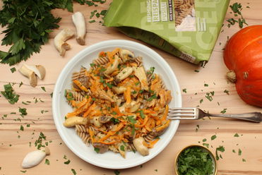 Kürbis-Pilz-Pfanne mit Reispasta