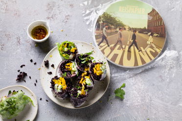 Sommerrollen mit schwarzem Reis