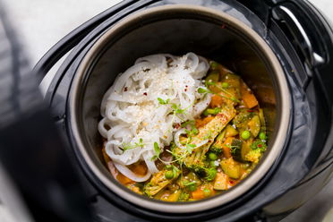 One Pot Gemüse-Thai Curry mit Reisnudel Sticks