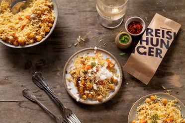 Thailändischer Bratreis mit Aprikosen und Kichererbsen