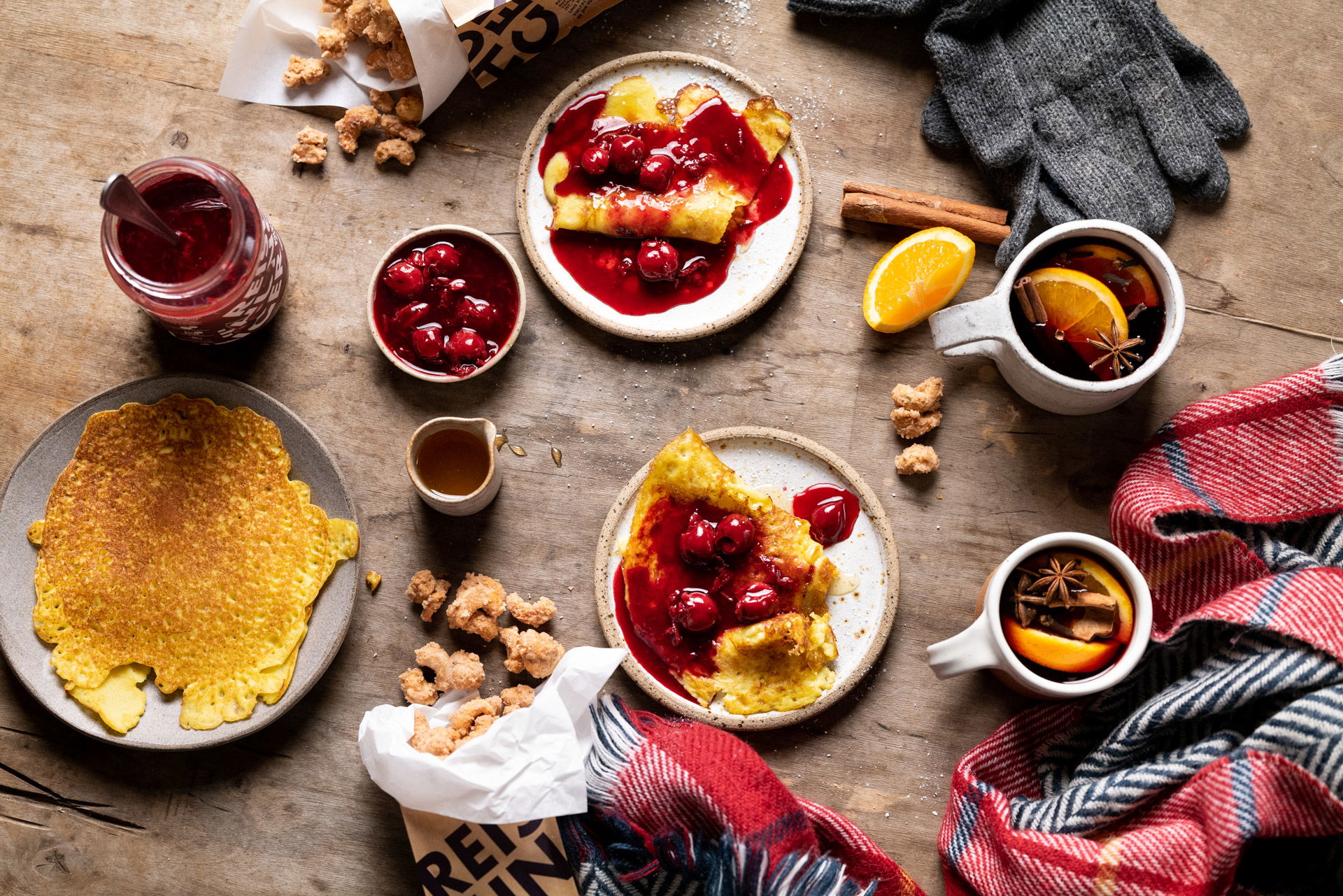 Crepes aus Reismehl mit Kirsch Sauce Crepes aus Reismehl mit Kirsch Sauce