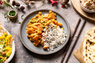 Winterliches Süßkartoffel Curry mit Basmati Reis und selbstgebackenem Naan Brot