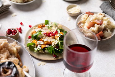 Wintersalat mit Quinoa, Granatapfel, Süßkartoffel und Orangen- Vinaigrette