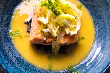 Lachs auf schwarzem Reis