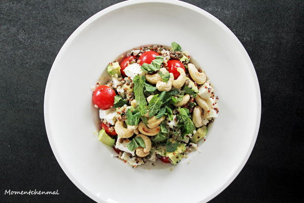Lauwarmer Linsensalat mit bunten Quinoa und Avocado