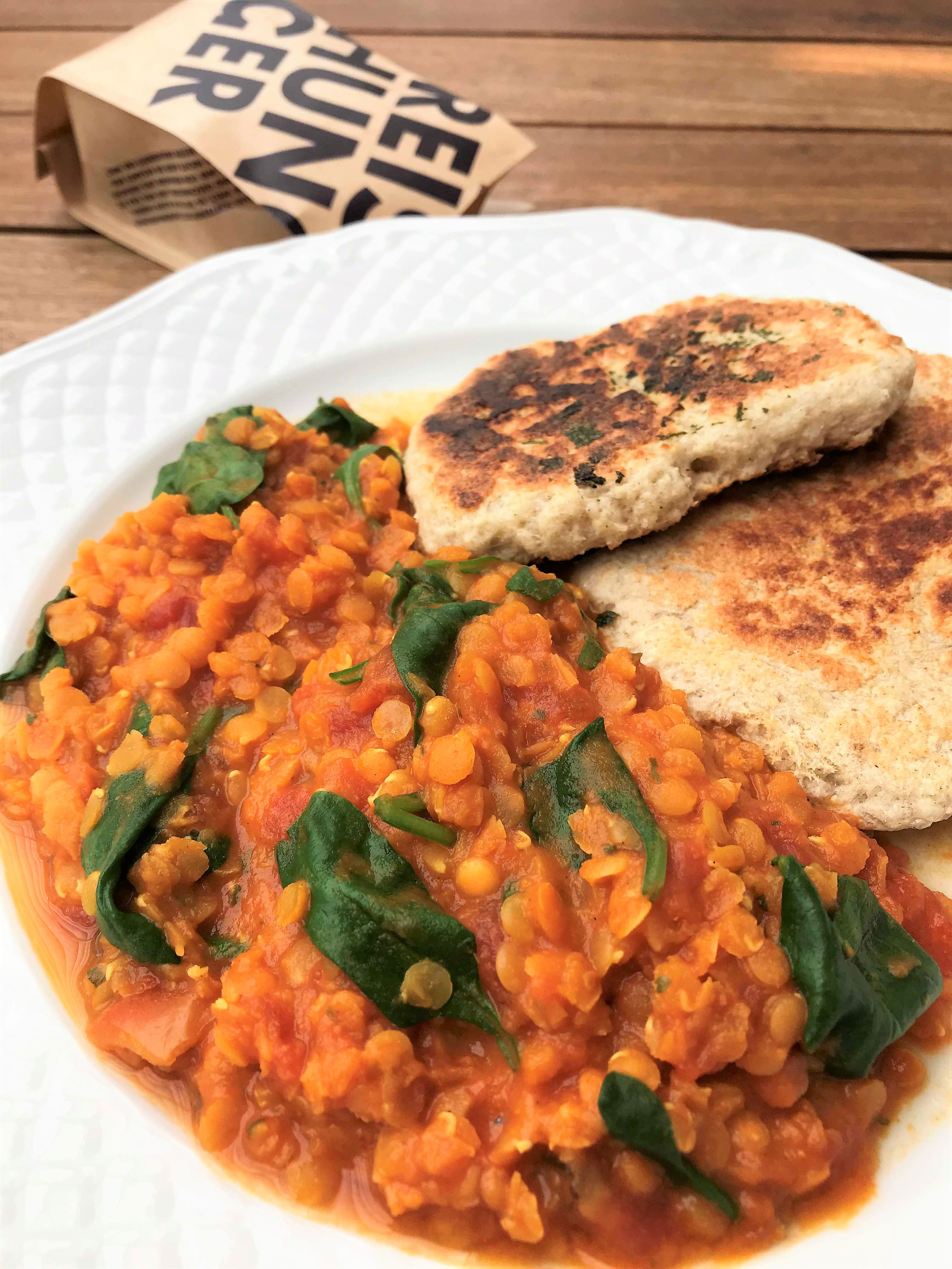 Linsen Dhal mit Naan-Brot