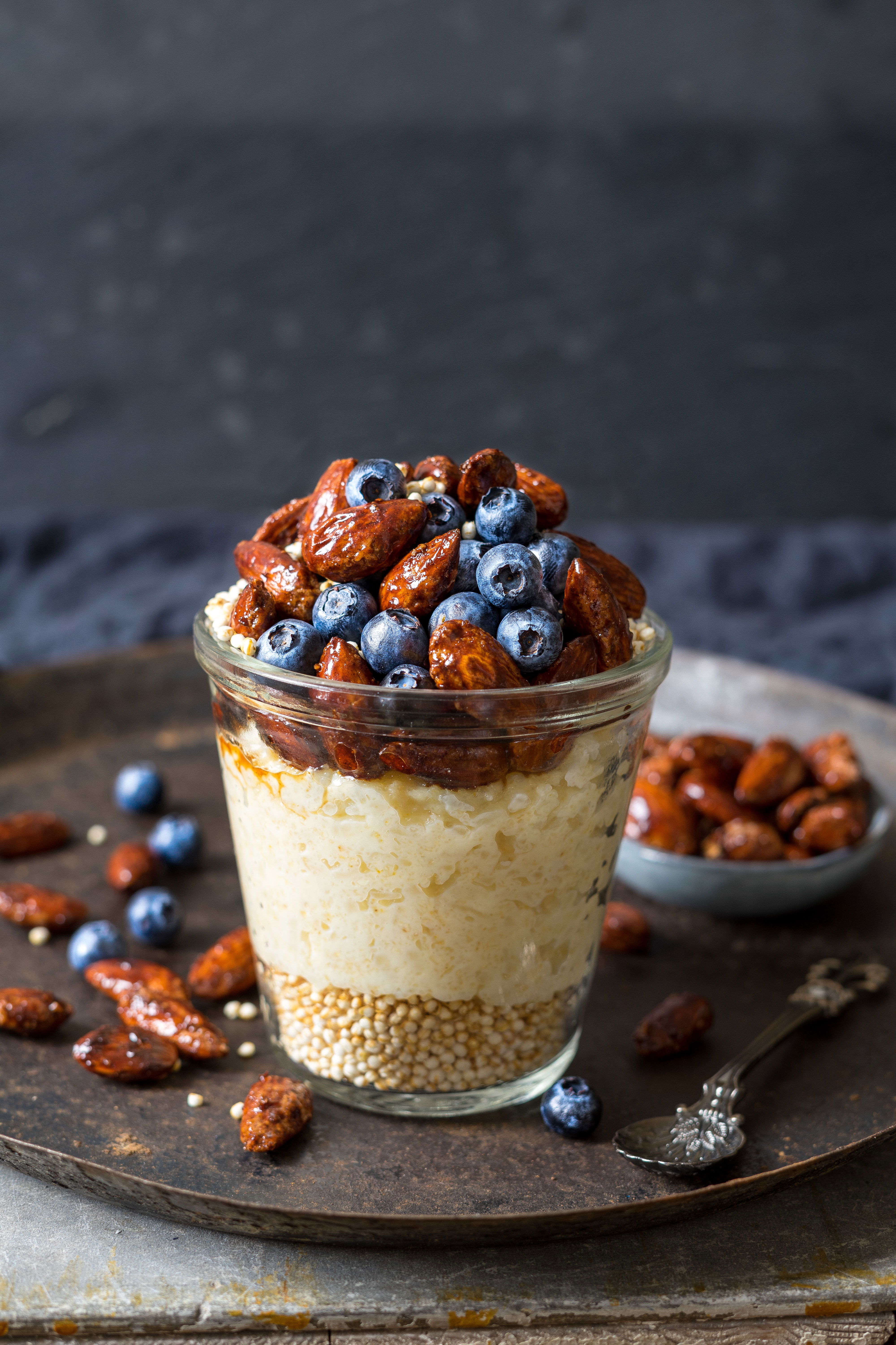 Mandel-Reispudding mit gebrannten Mandeln & Blaubeeren Mandel-Reispudding mit gebrannten Mandeln & Blaubeeren