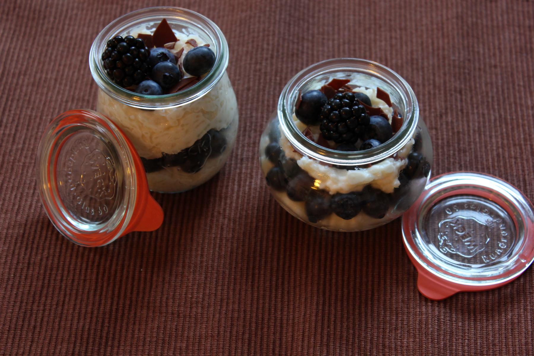 Milchreis mit Schokoflocken und Beeren