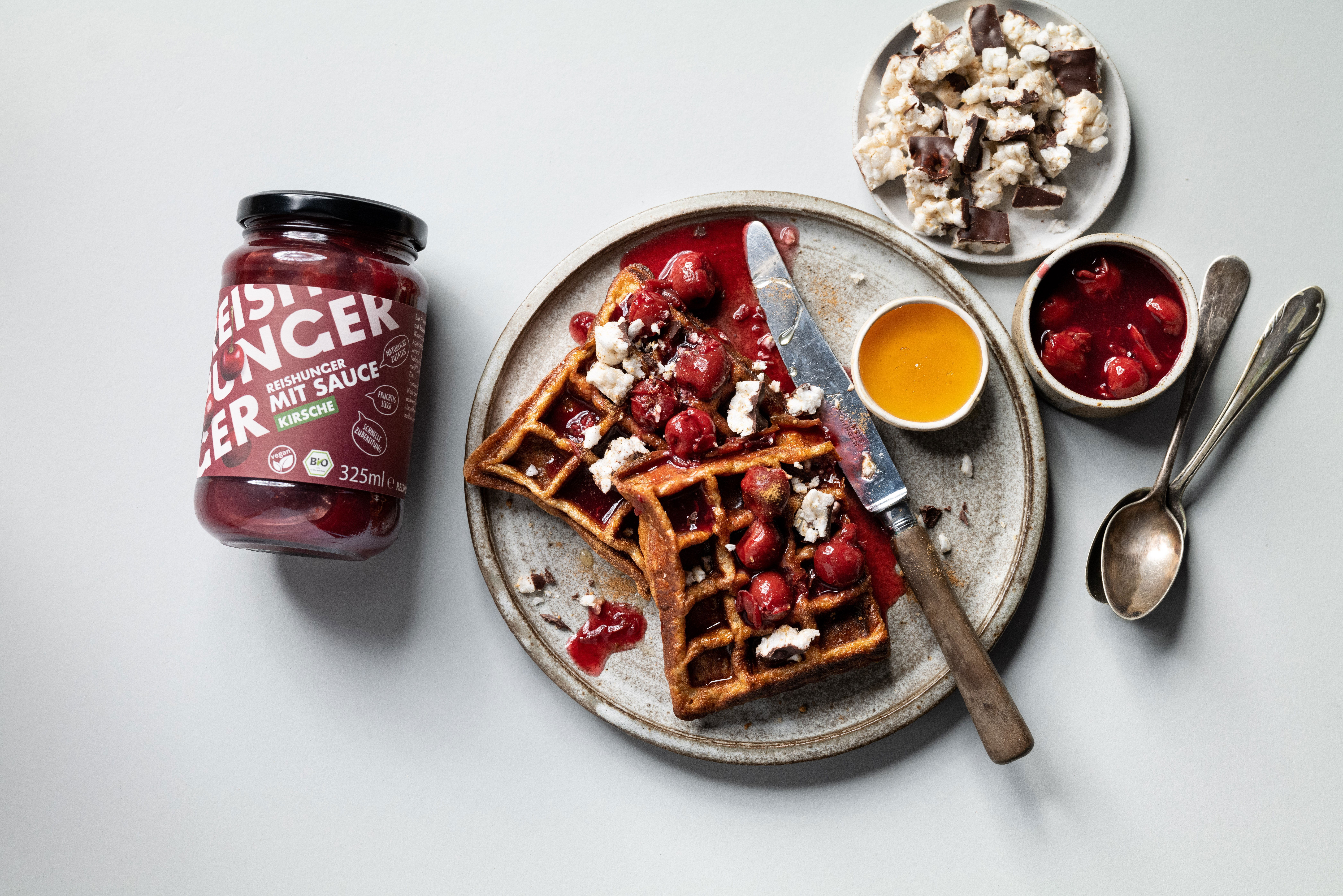 Milchreis-Waffeln mit Kirschsauce | REISHUNGER Milchreis-Waffeln mit Kirschsauce | REISHUNGER
