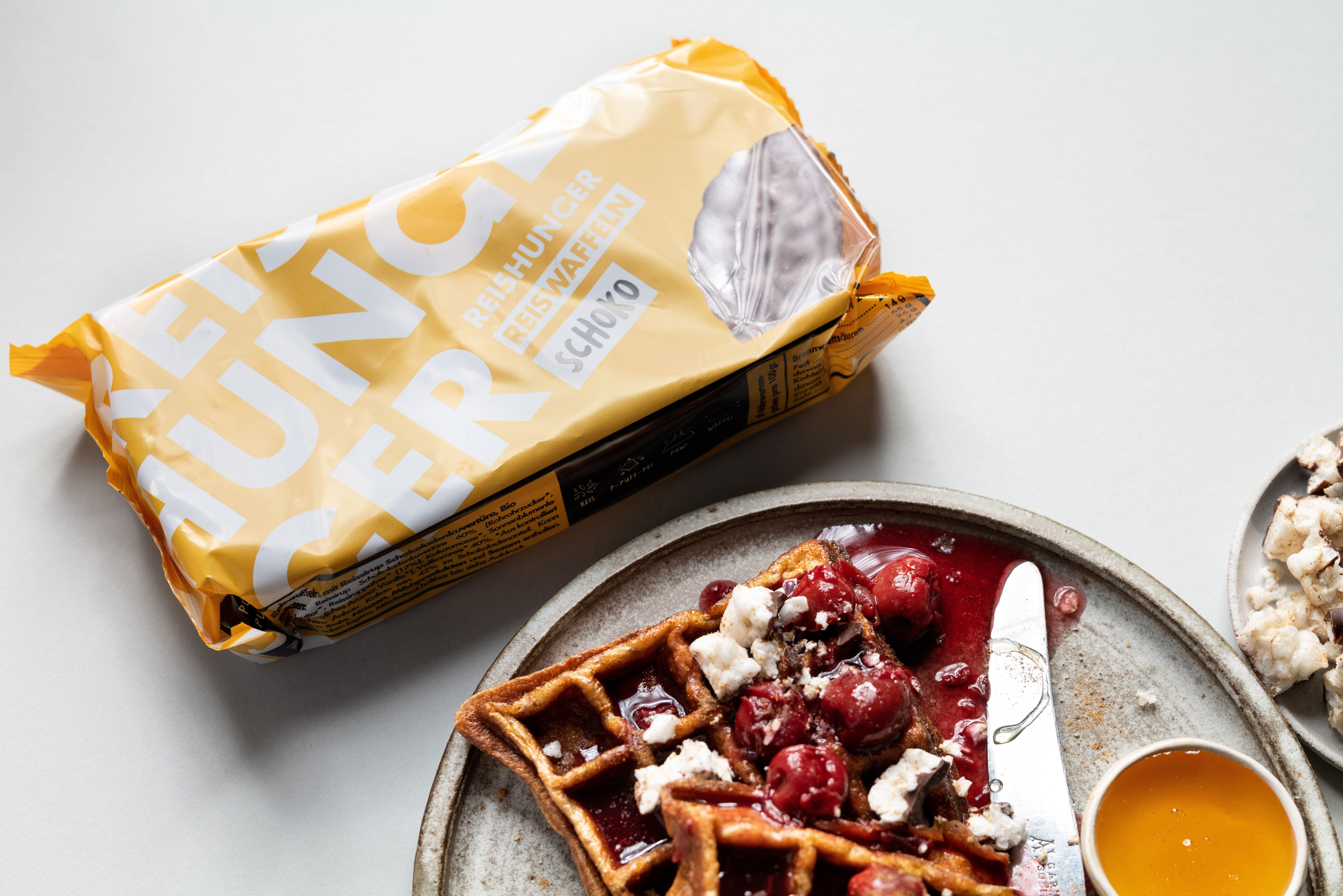 Milchreis-Waffeln mit Kirschsauce | REISHUNGER Milchreis-Waffeln mit Kirschsauce | REISHUNGER