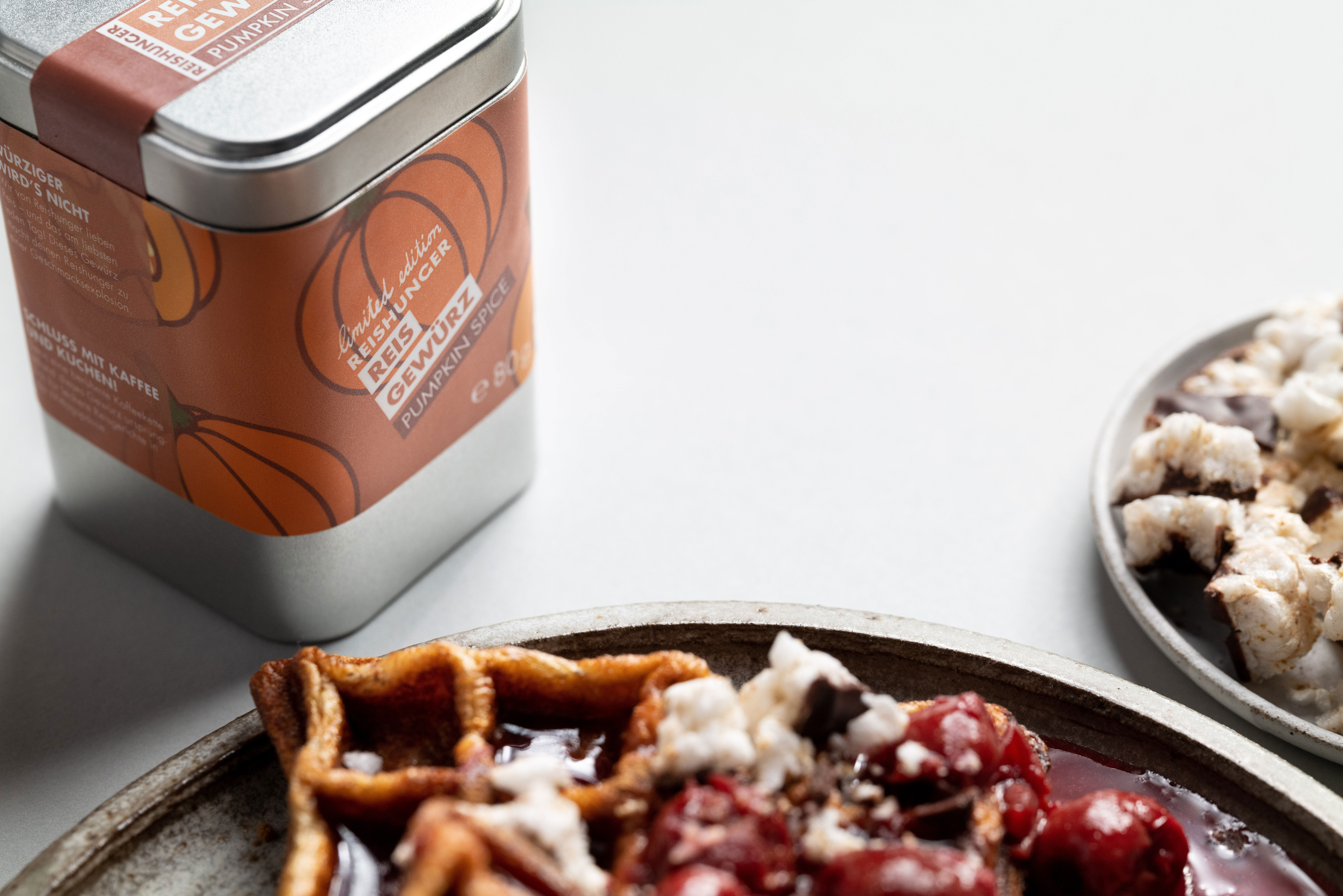 Milchreis-Waffeln mit Kirschsauce | REISHUNGER
