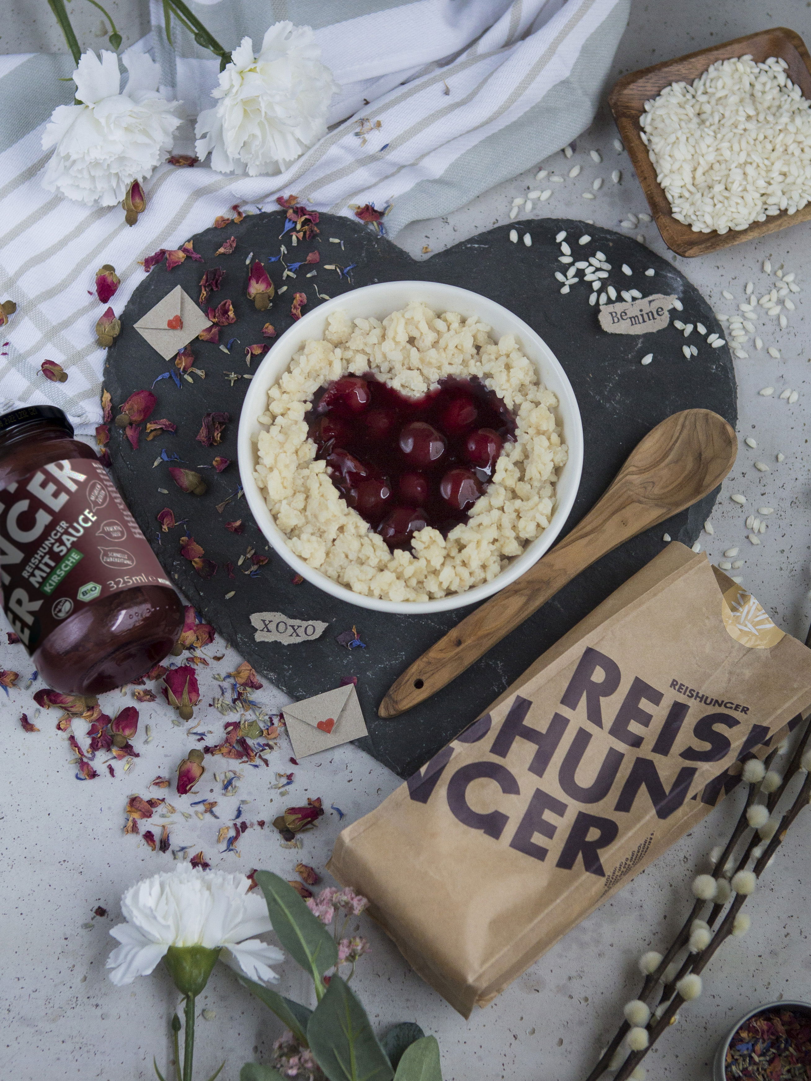 Süßer Milchreis mit heißen Kirschen Süßer Milchreis mit heißen Kirschen