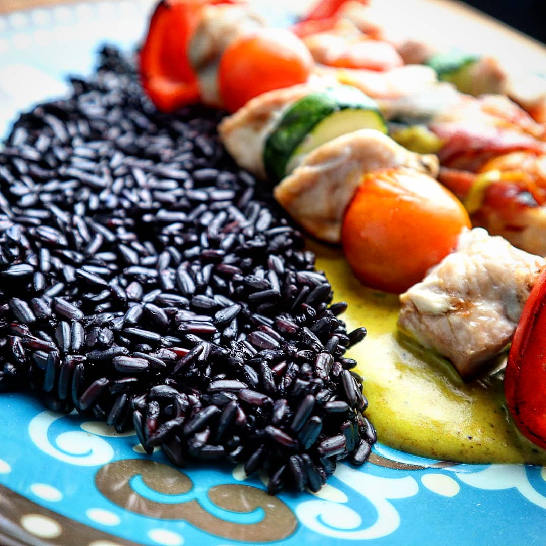 Putenspieße mit Curry-Zitronen-Soße und schwarzem Reis