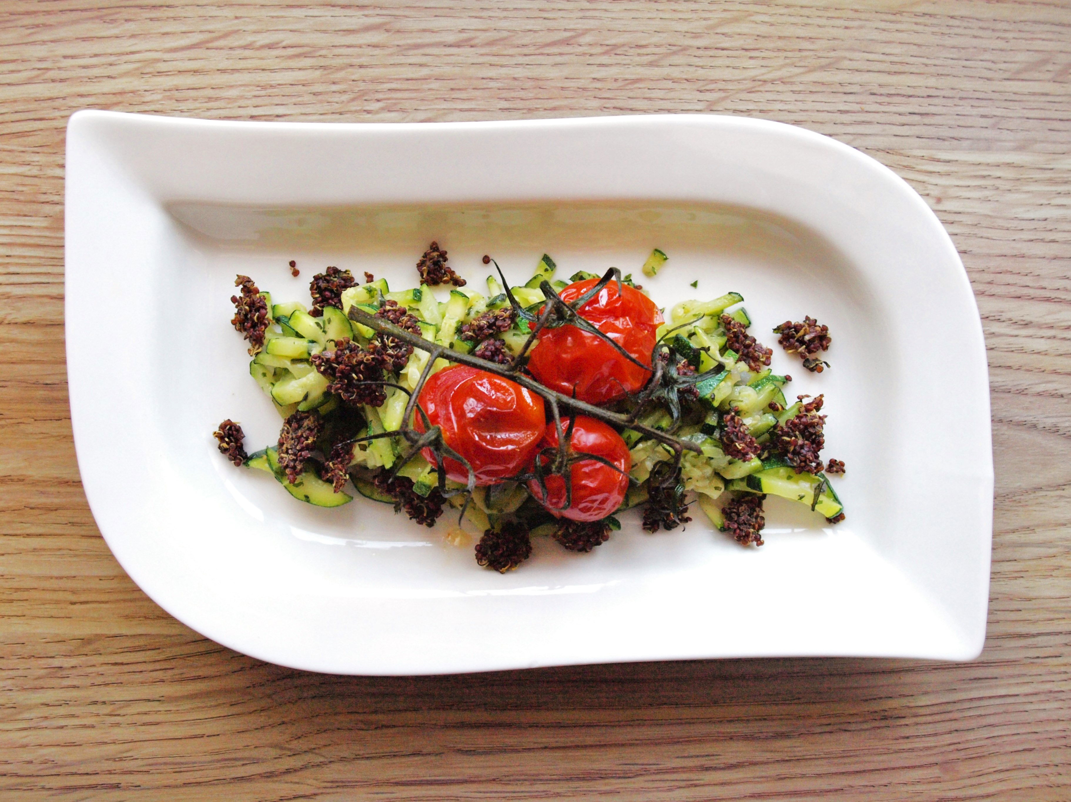 Ofentomaten auf Zucchinisalat