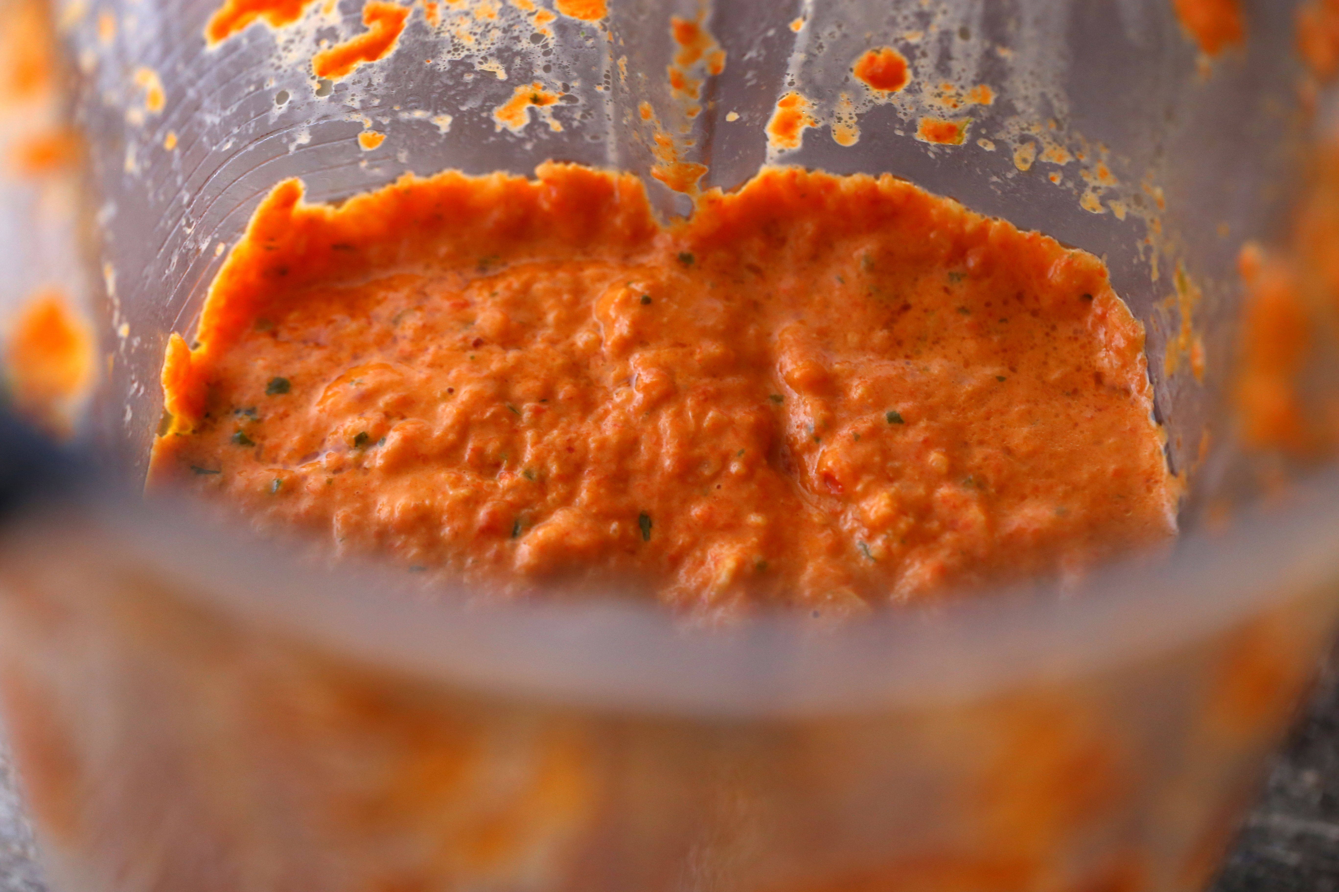Paprika Risotto mit gerösteten Paprika-Mandel Pesto
