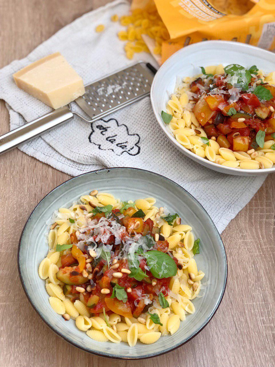 Pasta mit Gemüse in einer schnellen Tomatensauce