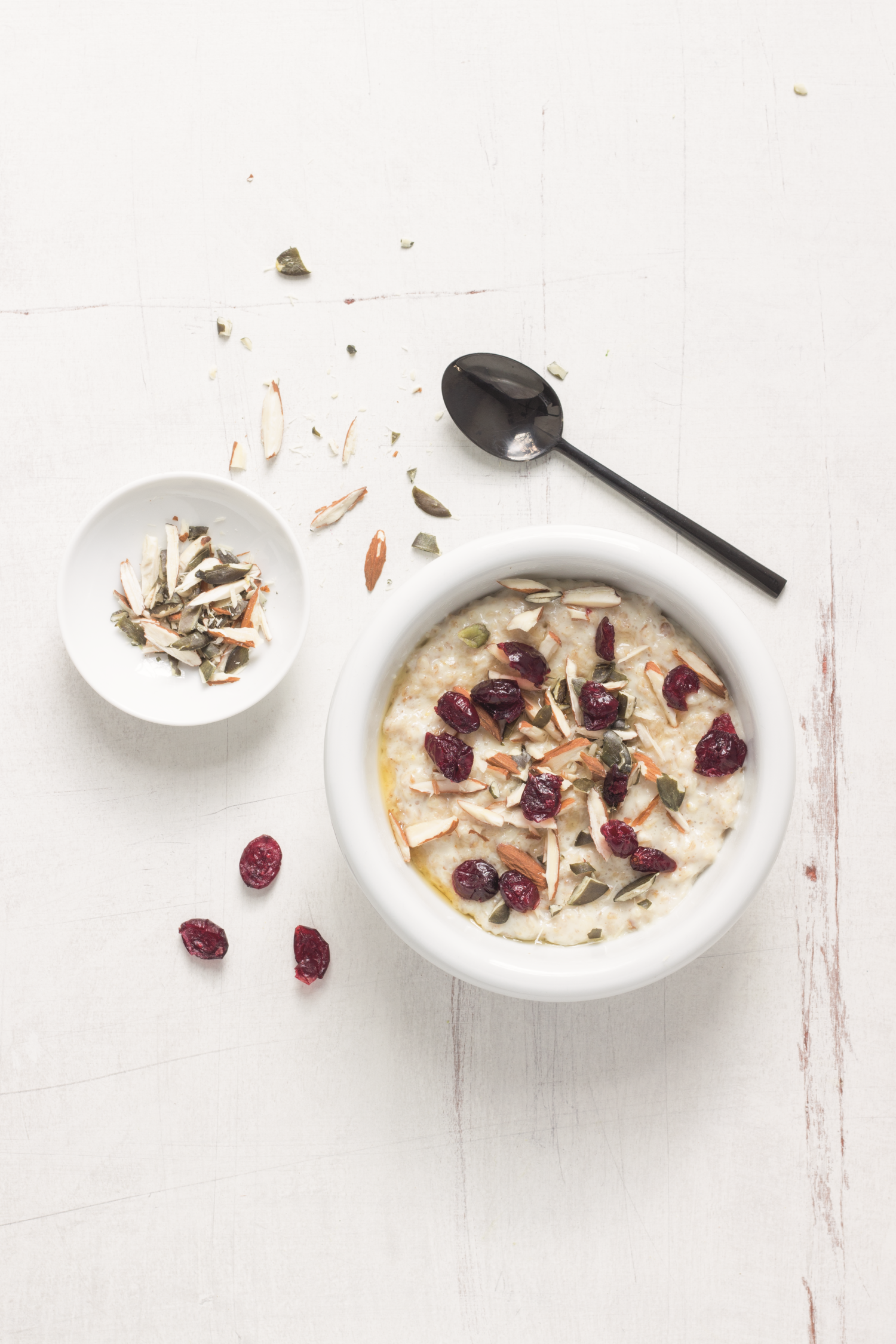 Porridge mit Honig, Kürbiskernen und Cranberries