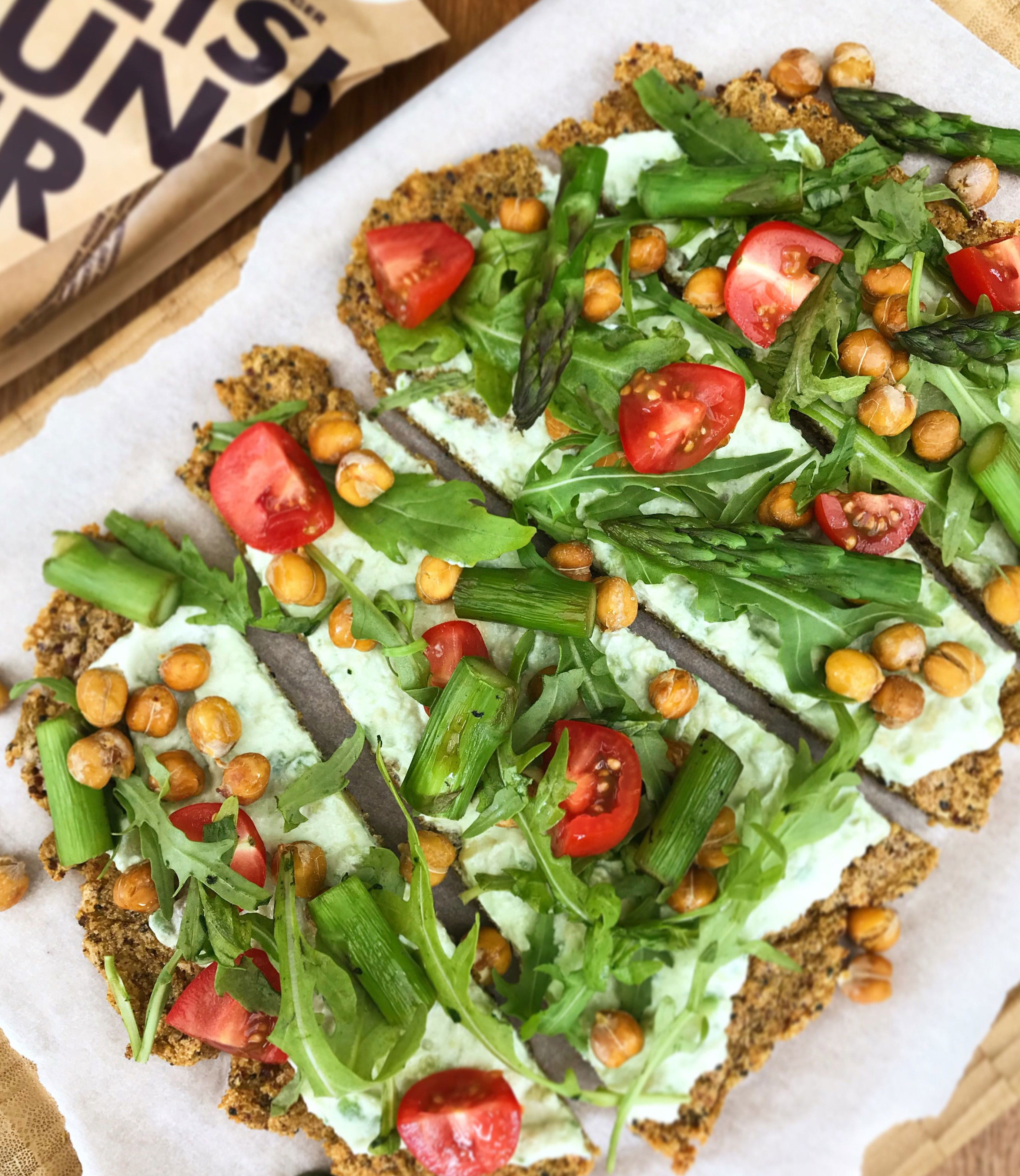 Quinoa Pizza mit grünem Spargel