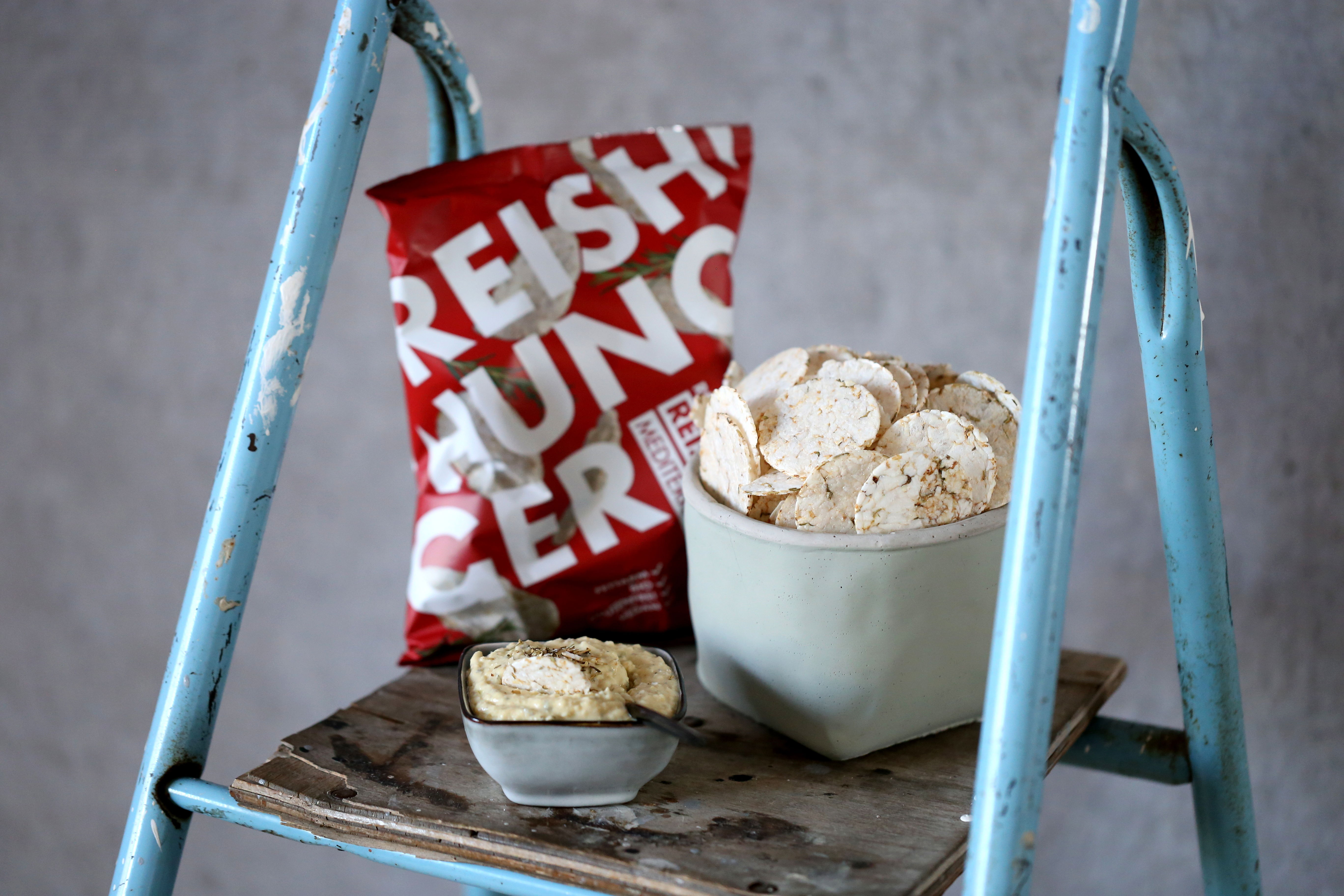 Reis Chips mit Kräuter-Hummus