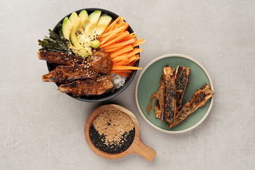 Sushi Bowl mit Miso-Aubergine und Sesam-Dip