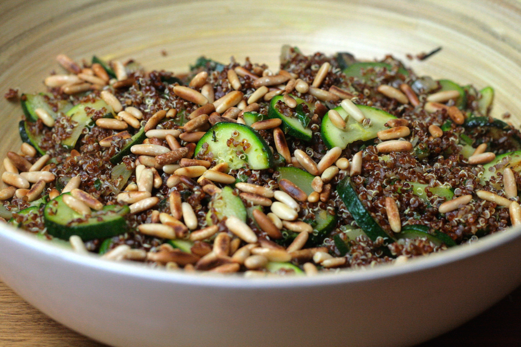 Roter Quinoa mit Zucchini