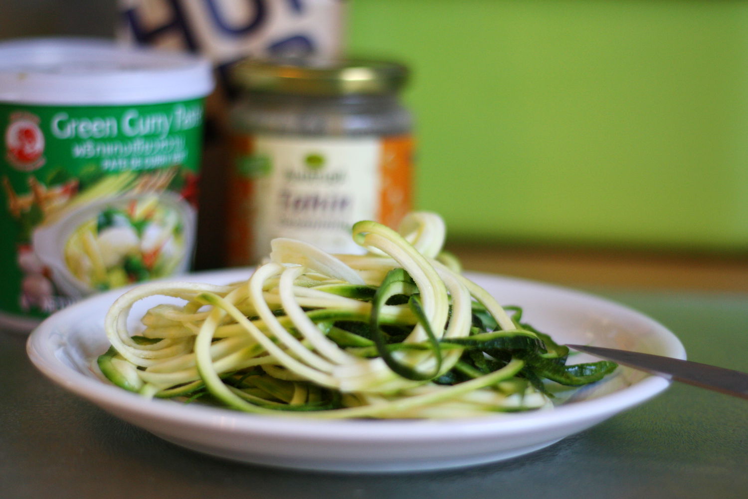 Roter Reis mit Zuccini-Spaghetti und Tahin-Soße Roter Reis mit Zuccini-Spaghetti und Tahin-Soße