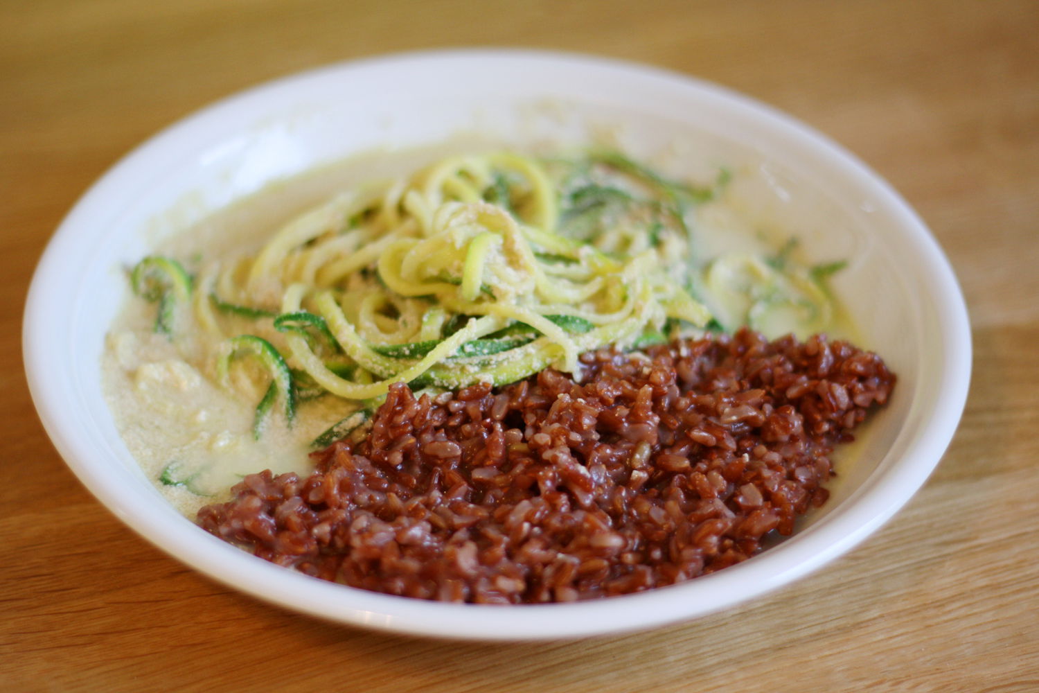 Roter Reis mit Zuccini-Spaghetti und Tahin-Soße