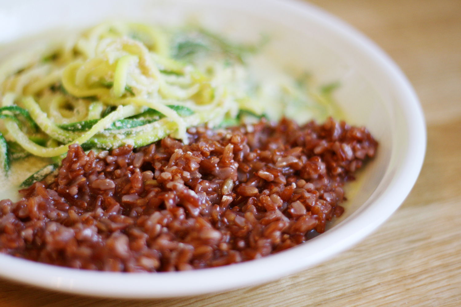 Roter Reis mit Zuccini-Spaghetti und Tahin-Soße Roter Reis mit Zuccini-Spaghetti und Tahin-Soße