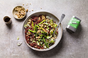 Roter Reissalat mit Kampot Pfeffer Dressing, Spargel und Walnüssen