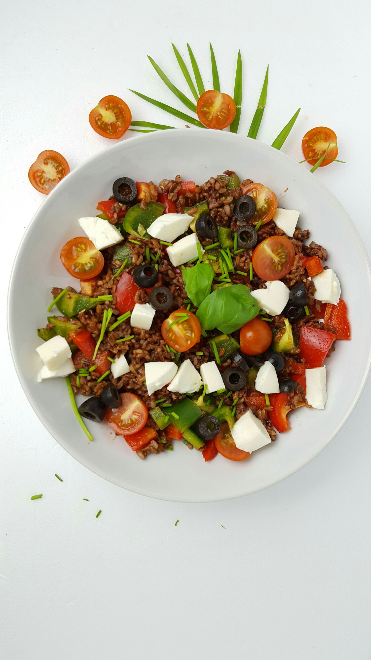 Roter Reissalat mit Oliven und Mozzarella