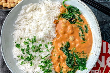 Rotes Thai Curry mit Kichererbsen und Spinat