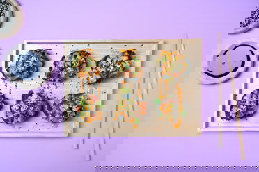 Scharfe Sushi Cups mit Lachs