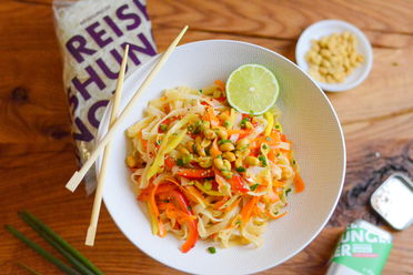 Scharfer Thai Mango Salat mit Reisnudel Sticks