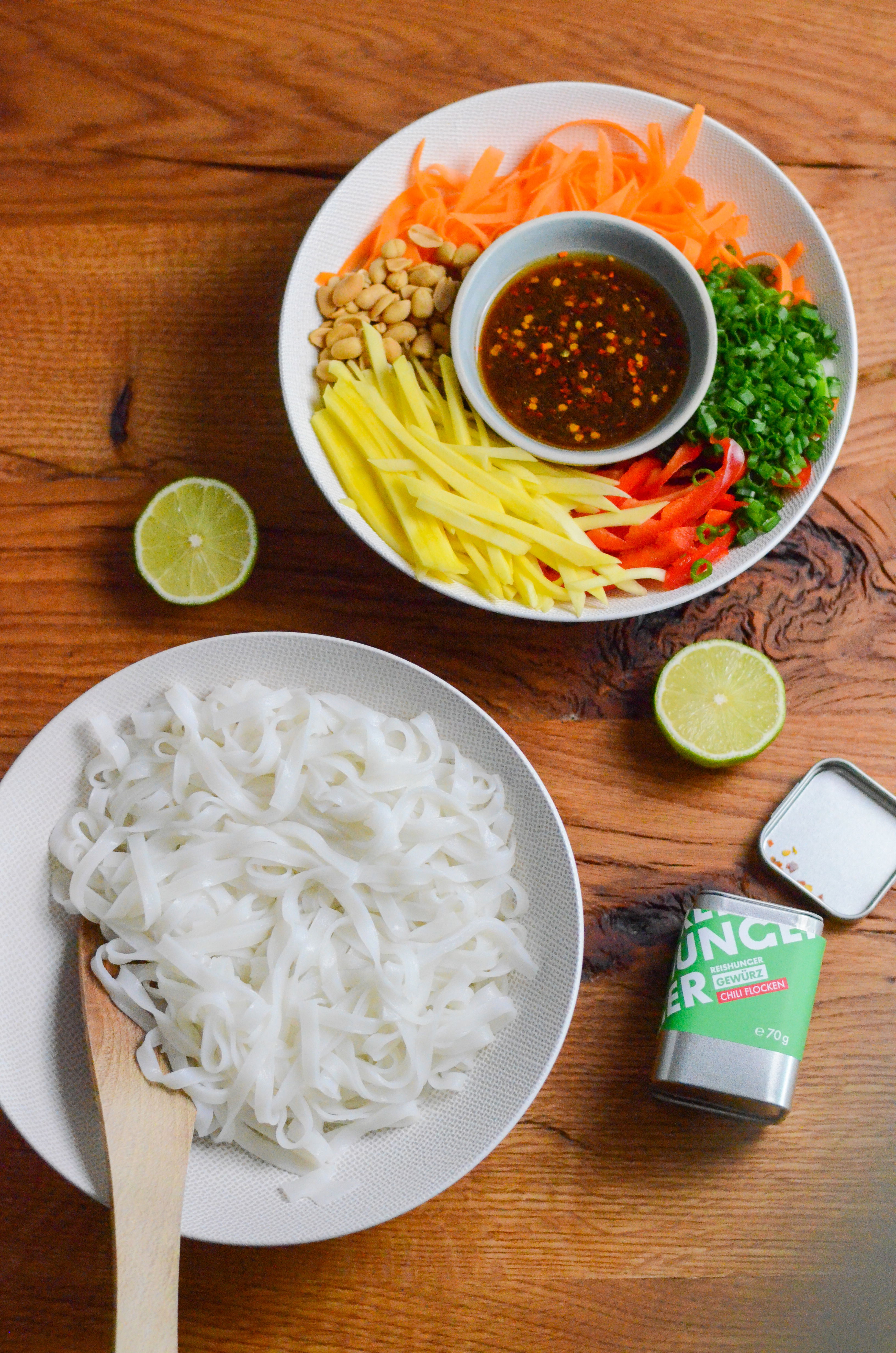Scharfer Thai Mango Salat mit Reisnudel Sticks