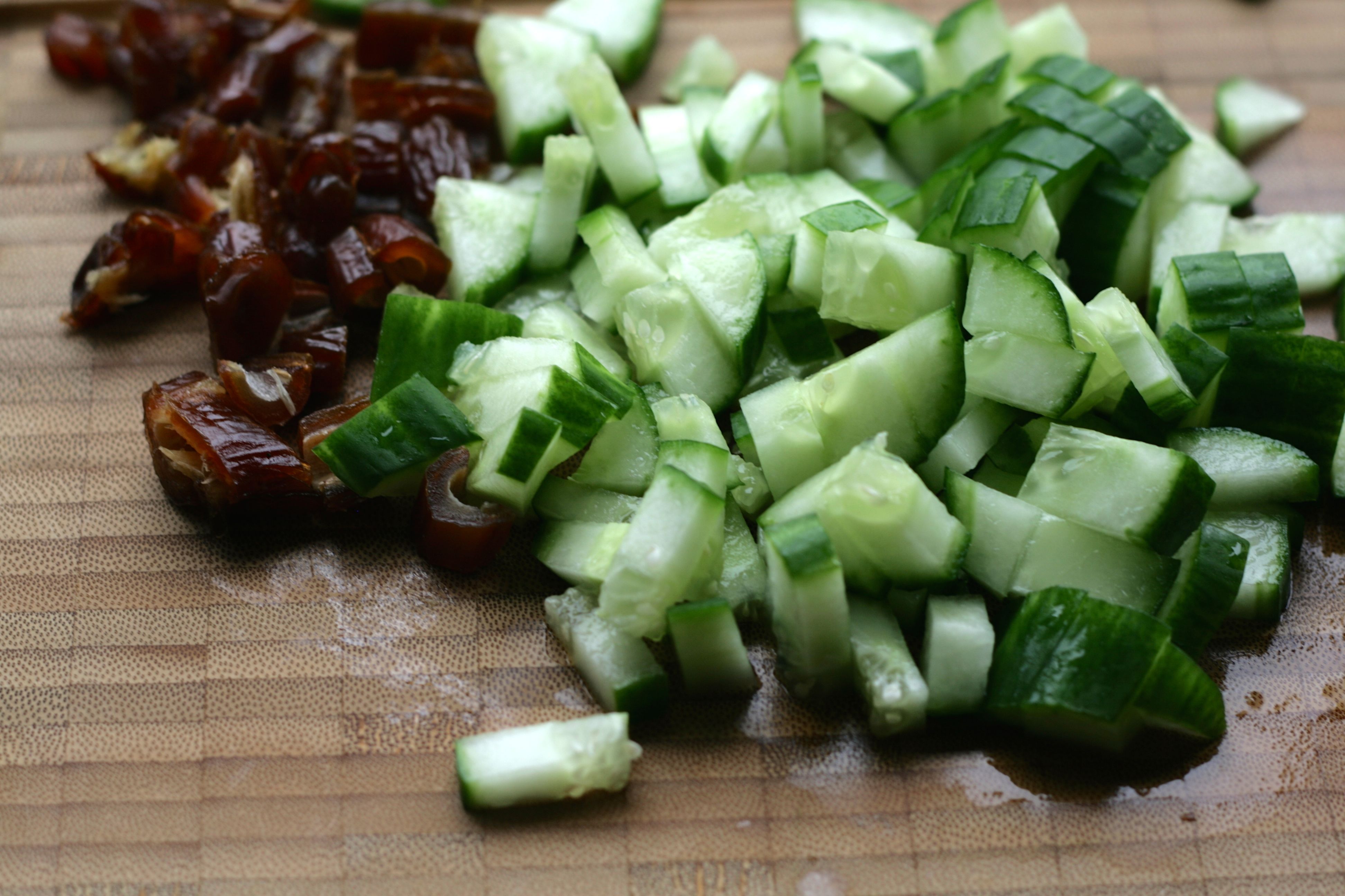 Schneller Bulgursalat mit Datteln, Tomaten und Gurke