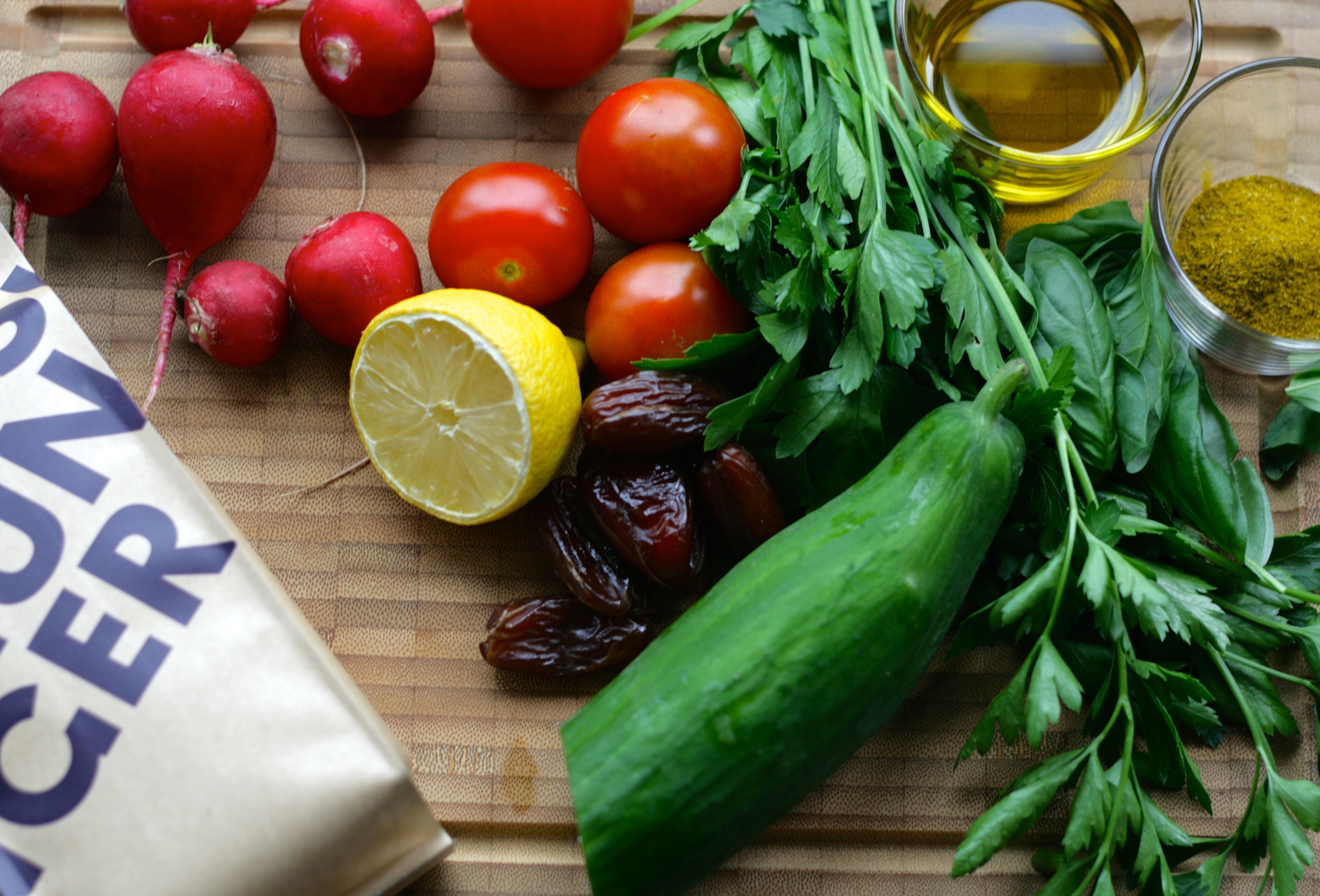 Schneller Bulgursalat mit Datteln, Tomaten und Gurke