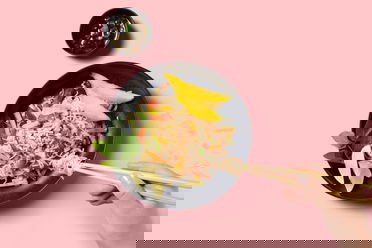 Schneller Reisnudelsalat mit Hot Chili Öl Dressing