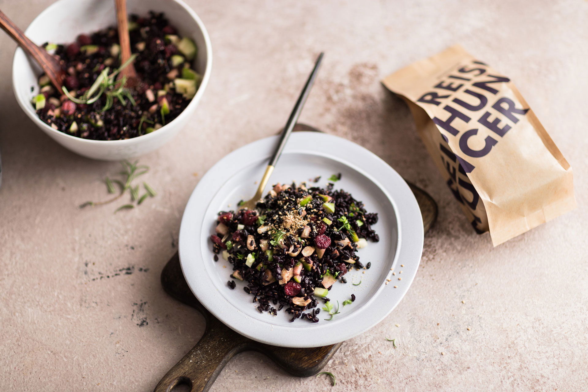 Schwarzer Reis Salat mit Cranberry-Apfel und Rosmarin