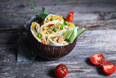 Sommerliche Wraps mit Hähnchen-Quinoa Füllung