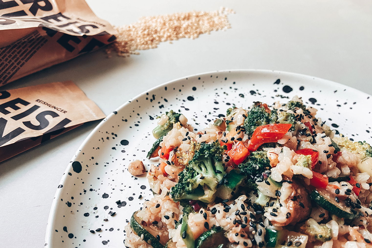 Sommerlicher Reissalat mit Gemüse