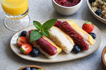 Sommerrollen mit Milchreis, Mango und Erdbeer-Chia-Marmelade